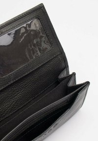 Portafoglio in pelle nera con più scomparti, uno slot trasparente per l'ID, superficie testurizzata e tasca con zip per una conservazione sicura.