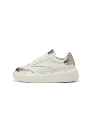 Weiße Ledersneaker mit silbernen Akzenten, runder Spitze und dicker, weißer Sohle mit geriffelter Textur. Sechs Schnürlochpaare für einen sicheren Sitz.
