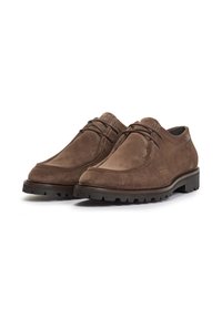 Scarpe in suede marrone con punta arrotondata, dettagli di cucitura minimi, lacci decorativi e suola nera robusta con scanalature.