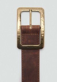 Ceinture en cuir brun avec une boucle carrée en laiton brossé, présentant une texture lisse et des coutures visibles le long des bords.