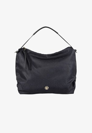 Borsa a spalla nera con superficie testurizzata, caratterizzata da un emblema dorato, una forma morbida e una singola tracolla in pelle nera.