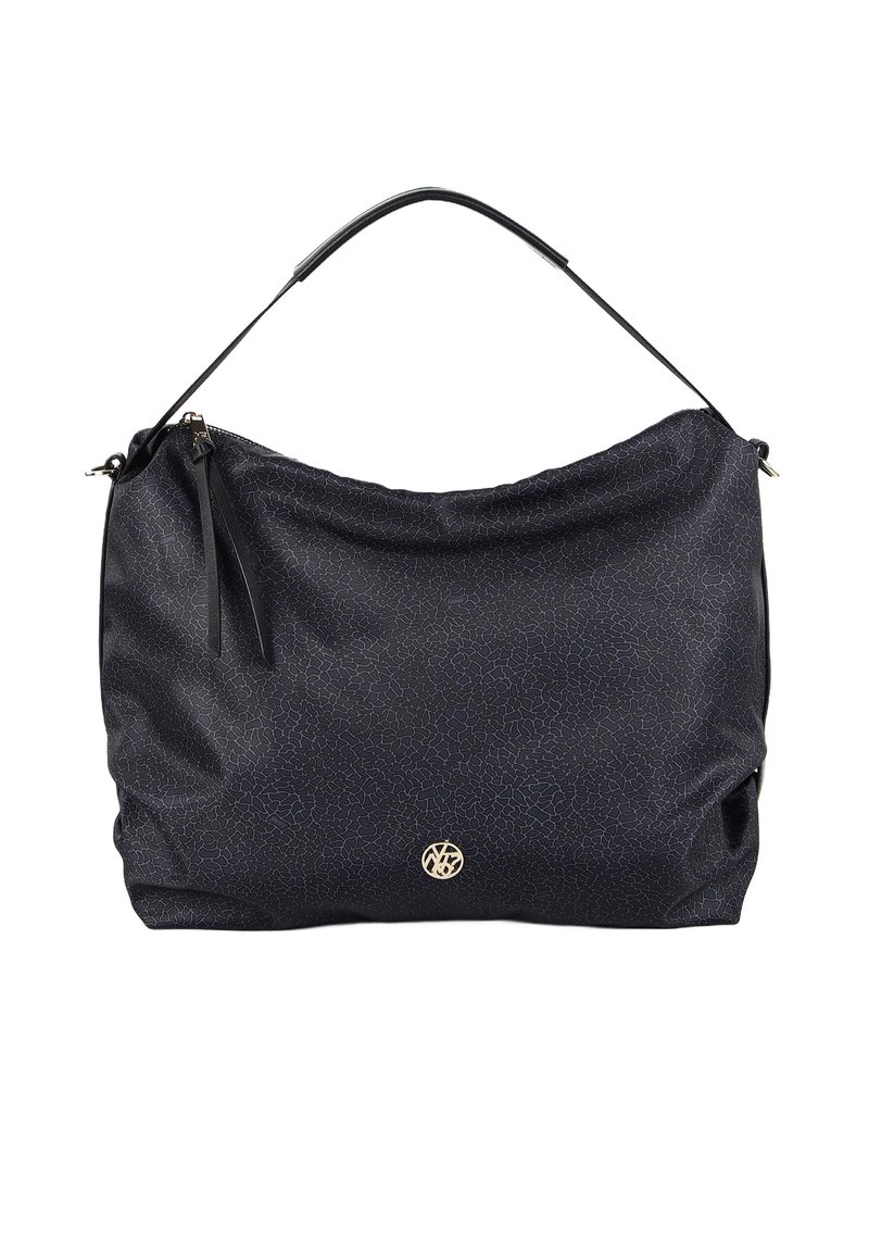 Borsa a spalla nera con superficie testurizzata, caratterizzata da un emblema dorato, una forma morbida e una singola tracolla in pelle nera.