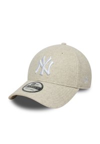 Beige színű gyapjú baseball sapka ívelt karimával, fehér hímzett logóval az elején és állítható snapback zárással.
