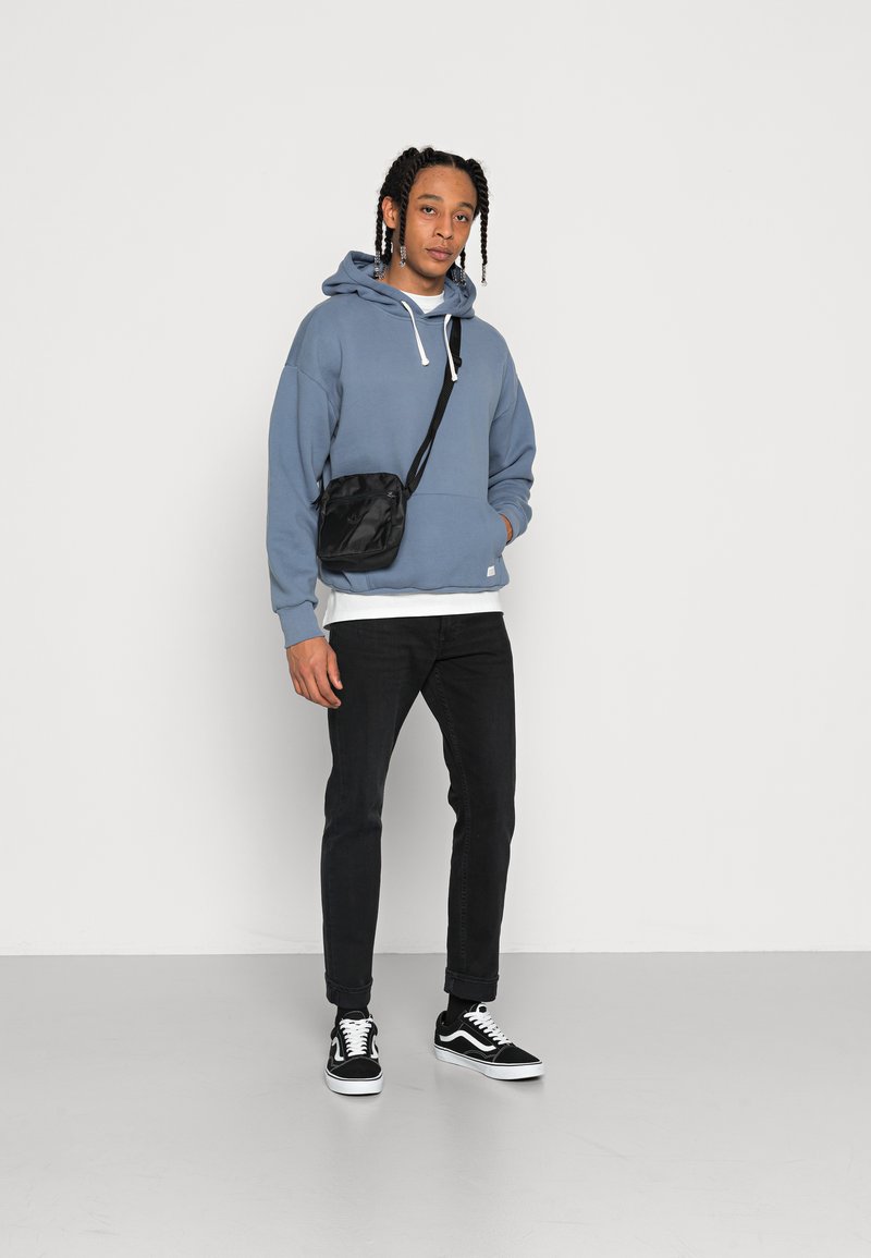 Damen Sweatshirts | Hollister Co. HEAVYWEIGHT JOCKTAG Kapuzenpullover mid blue/blau - XJ24994 Damen Sweatshirts | Hollister Co. HEAVYWEIGHT JOCKTAG Kapuzenpullover mid blue/blau - XJ24994