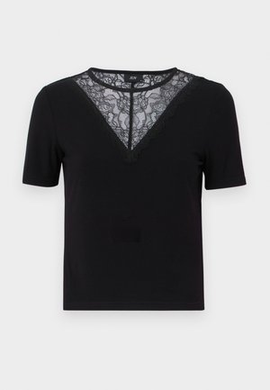 Fekete, rövid ujjú póló, csipkével és fodros V-nyakkivágással, bordázott textúrával és testhezálló kialakítással.