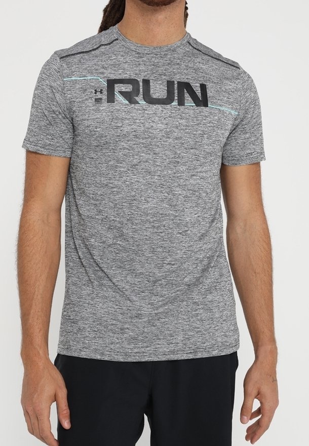 Grå kortärmad atletisk t-shirt i strukturerad tyg, med en svart "RUN" logotyp och en ljusblå accentlinje över bröstet.