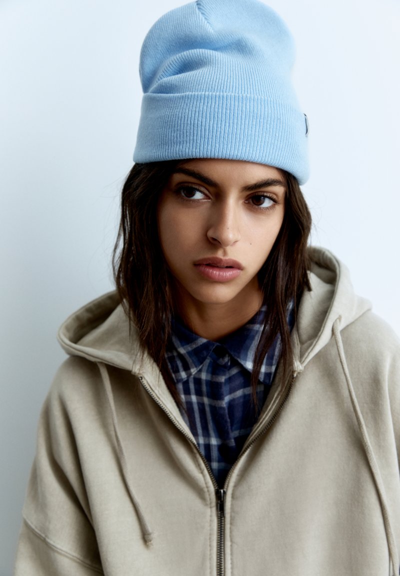 PULL&BEAR WITH LABEL DETAIL Čepice light blue/světle modrá Zalando.cz