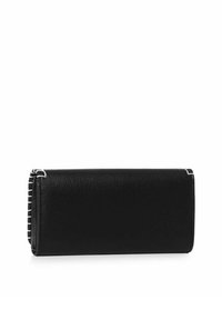 Billetera de cuero negro con una textura suave, forma rectangular, acentos de costura blanca y cierre con cremallera en un lado.
