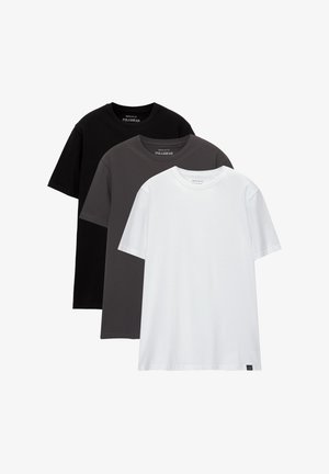 Drei regulär geschnittene T-Shirts übereinander gestapelt. Farben: schwarz, dunkelgrau und weiß. Baumwollmaterial mit kurzen Ärmeln und Rundhalsausschnitten. Minimale Markenkennzeichnung.