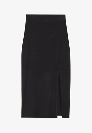 Jupe crayon noire en tissu lisse et extensible. Elle présente une fente haute sur le côté gauche et un design épuré et tailleur.