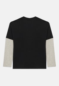 Schwarzes Baumwoll-T-Shirt mit langen, hellgrauen Ärmeln. Rundhalsausschnitt und gesäumte Bündchen. Glatte Textur, minimalistisches Design.