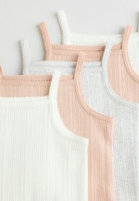 Quattro canotta a costine in bianco, rosa chiaro, grigio chiaro e beige, con spalline sottili e bordi scallop.