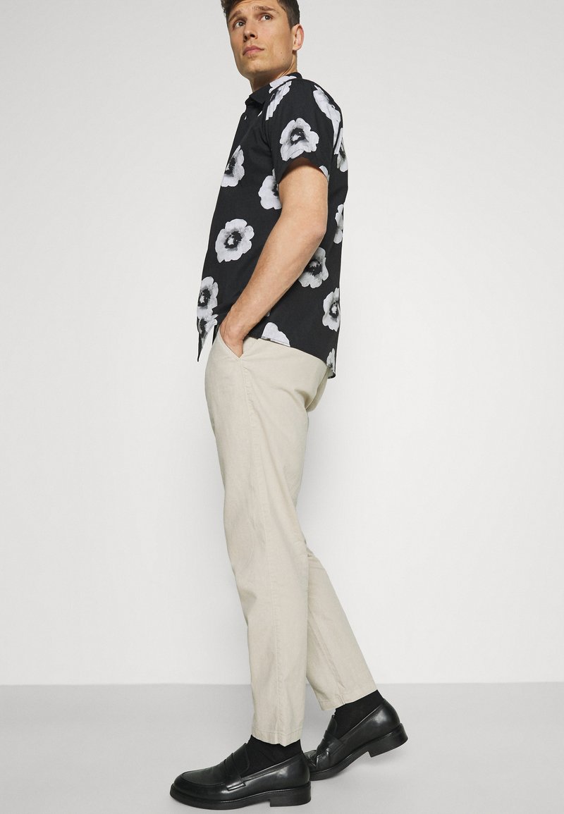 Herren Chinos | Lindbergh ELASTIC WAIST PANTS Stoffhose off white mix/offwhite - DU64870 Herren Chinos | Lindbergh ELASTIC WAIST PANTS Stoffhose off white mix/offwhite - DU64870