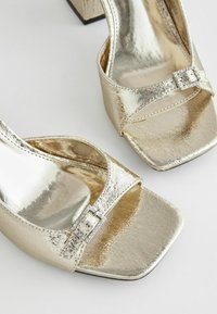 Next Sandaalid - gold