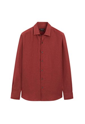 Camicia a maniche lunghe con bottoni, di colore rosso ruggine, con colletto classico e polsini con bottoni su sfondo bianco.