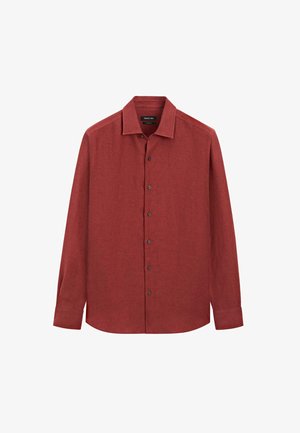 Camicia a maniche lunghe con bottoni, di colore rosso ruggine, con colletto classico e polsini con bottoni su sfondo bianco.