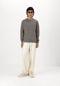 Selected Homme SLHROSS STRUCTURE CREW NECK - Džemperis - asphalt