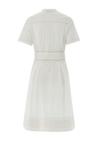 Weißes, kurzärmeliges Kleid mit Durchbruchstickerei, tailliertem Bund mit Gürtel und einem fließenden Rock mit strukturiertem Saum.