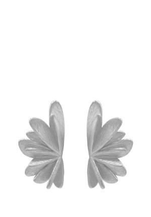 Pendientes de plata con forma de alas estilizadas, que presentan pétalos en capas con un acabado texturizado y dos puntos de sujeción para un uso seguro.