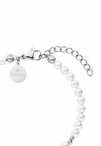 Weißes Perlenarmband mit silbernem Zubehör, ausgestattet mit einem Karabinerverschluss, einer verstellbaren Kette und einem runden Anhänger, der mit "PURELEI" graviert ist.