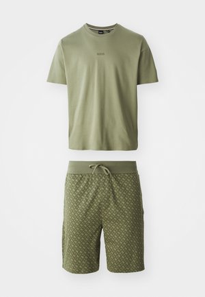 Olijfgroene katoenen T-shirt met een ronde hals en een klein merkembleem, gecombineerd met bijpassende shorts met patroon, voorzien van een elastische tailleband en een trekkoord.