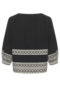 Zwarte blouse met een geweven stof, wijde mouwen, en ingewikkelde witte borduursels langs de zoom en mouwen met een geometrisch patroon.