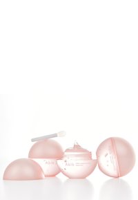 Conteneur semi-transparent rose avec un couvercle en forme de dôme, rempli d'une gelée brillante. Comprend une petite cuillère pour l'application.