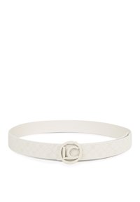 Cinturón de cuero blanco con una hebilla circular en tono plateado. El cinturón presenta un patrón texturizado con formas de diamante en relieve a lo largo de toda la superficie.