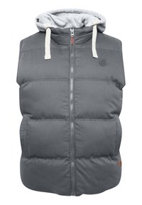 Grå polstret vest med glidelås og frontlommer. Har en grå hette med snorer og en liten logo på brystet.