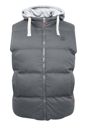 Gilet grigio imbottito con chiusura a zip e tasche frontali. Presenta un cappuccio grigio con coulisse e un piccolo logo sul petto.