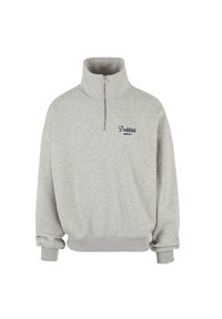 Sudadera de forro polar gris claro con cuello alto y media cremallera. Presenta puños y dobladillo acanalados; logo "Prohibido" en azul oscuro en el frente.