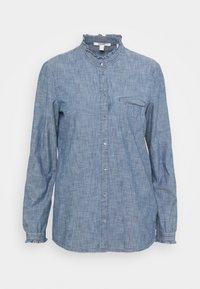 Chemise en denim bleu clair avec col mandarin, détails froncés, manches longues, fermeture à boutons et poche poitrine sur le côté gauche.