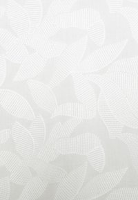 Weißer Stoff mit einem geprägten Blattmuster und unterschiedlichen Texturen, darunter glatte und gerippte Linien, die eine subtile Tiefe erzeugen.