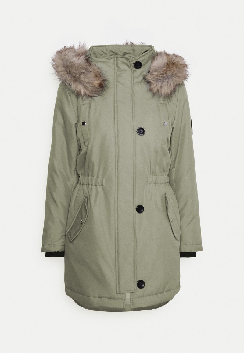 Parka verde oliva con capucha de pelo sintético, cierres de botones, bolsillos laterales y cintura ajustada. Hecho de material resistente al agua.