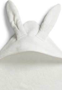 Valkoinen huppupyyhe, jossa on pehmeä ja pörröinen kangas sekä kohotetut pupun korvat. Suunnittelussa on sileä pinta ja pyöristetyt reunat.