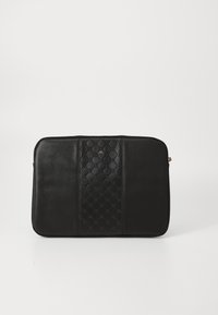 Housse d'ordinateur portable rectangulaire noire avec une bande texturée centrale présentant un motif monogrammé et un petit logo métallique.