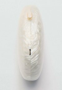 Witte ovale clutch van textuurmateriaal met een glanzende afwerking, voorzien van een gouden sluiting aan de bovenkant.