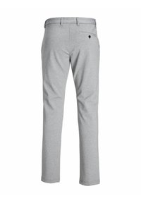 Pantaloni grigi realizzati in tessuto morbido, con un design a gamba dritta, tasca posteriore con chiusura a bottone e vita standard.