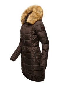 Giubbotto imbottito marrone con cappuccio foderato in pelliccia, tasche con zip e polsini a costine. Il giubbotto ha un retro più lungo, che offre maggiore copertura e calore.