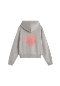 Sudadera corta gris con un gráfico de un sol rosa en la parte posterior, que presenta el texto "AQUÍ VIENE EL SOL" en un diseño arqueado.