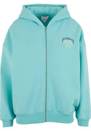 Lyseblå hettejakke med glidelås laget av myk stoff. Har kengurulomme, ribbede mansjetter og brodert logo på venstre bryst.