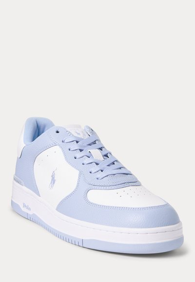 Αθλητικό παπούτσι πόλο σε ανοιχτό γαλάζιο και άσπρο με υφασμάτινα πάνελ, κορδόνια, διάτρητη μύτη και κεντημένο λογότυπο αλόγου στο πλάι.