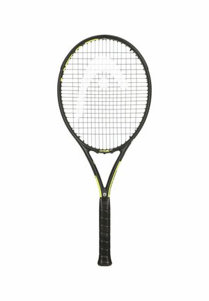 Raqueta de tenis con marco negro, detalles en amarillo, cabeza ovalada y un mango negro texturizado. Las cuerdas están uniformemente espaciadas dentro del marco.