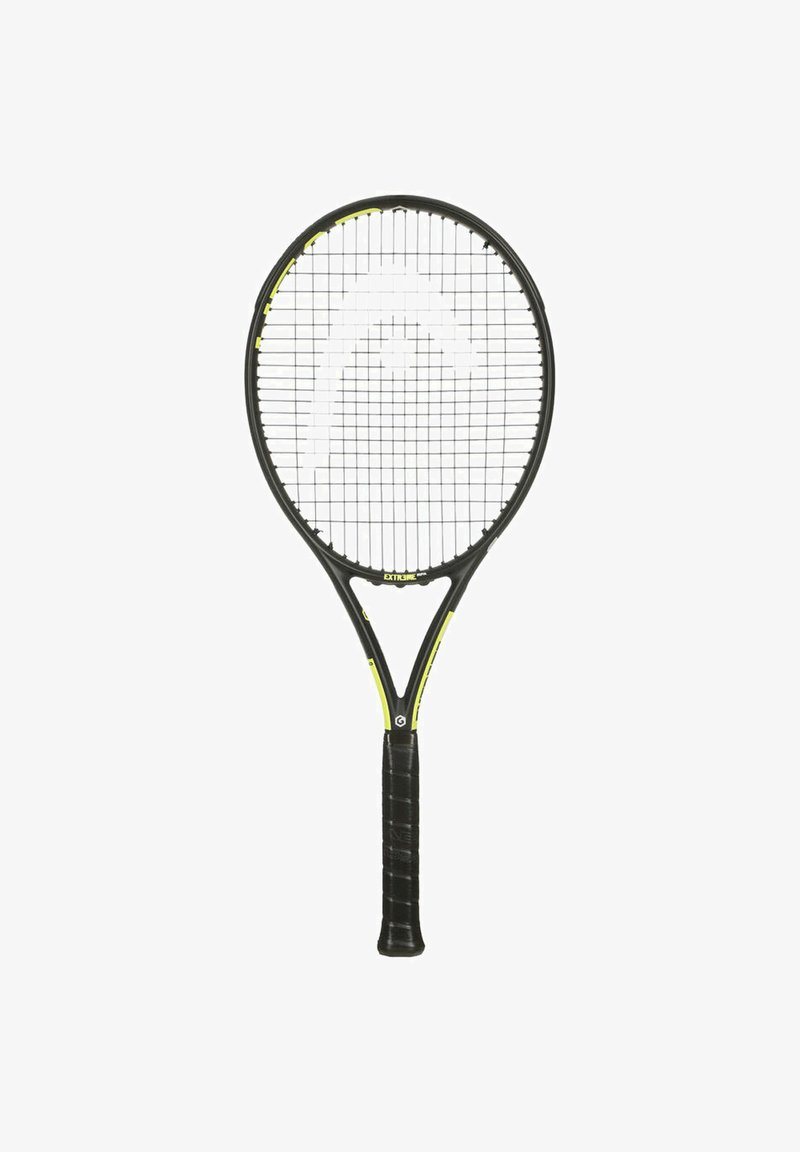 Raquette de tennis avec un cadre noir, des accents jaunes, une tête ovale et une poignée noire texturée. Les cordes sont espacées uniformément dans le cadre.