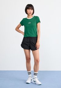 Nike Sportswear T-shirt estampada - gorge green/lorewood