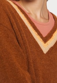 Rejina Pyo Stickad tröja - brown