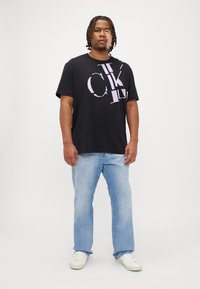 Calvin Klein Jeans SCATTERED LOGO TEE - Print T-shirt - lilac/black