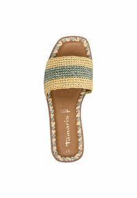 Platt slid sandal med en vävd ovandel som har gula och gröna ränder, brun texturerad sula och dekorativ sömnad längs kanten.