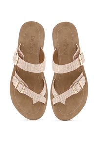 Platte sandalen met een lichtroze synthetische bovenkant, voorzien van decoratieve perforaties, twee verstelbare banden en een gestructureerde bruine binnenzool.