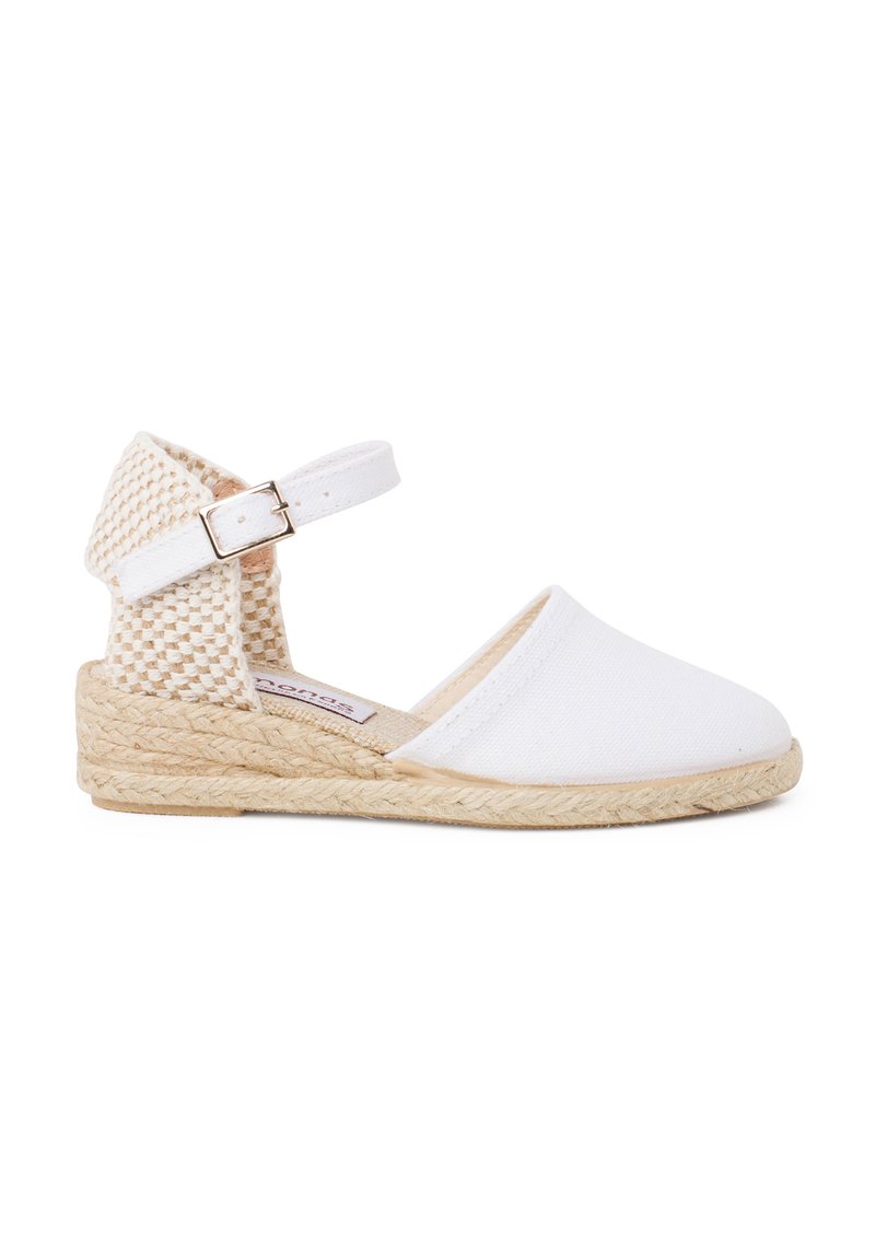 Espadrille en toile blanche avec un dos tissé et une bride à la cheville, dotée d'une semelle en jute à talon compensé. Conçue avec un bout fermé et un talon ouvert.